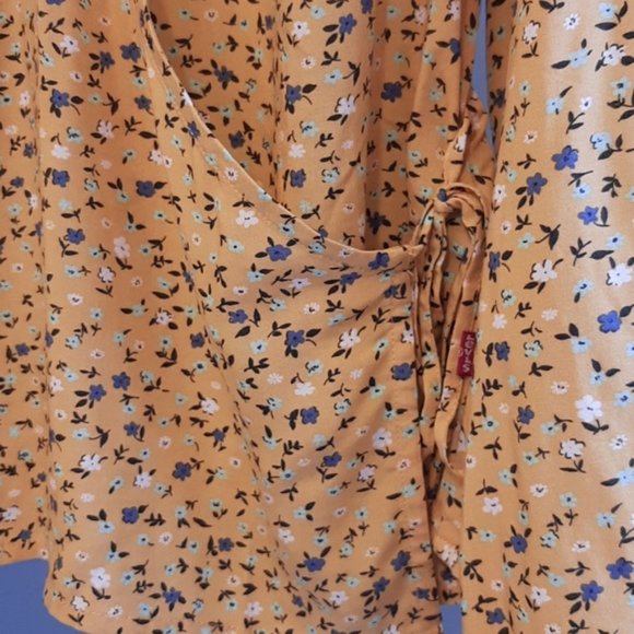 Levi's blouse. size Medium. Wrap style Tie front Yellow and white design - Picture 11 of 13